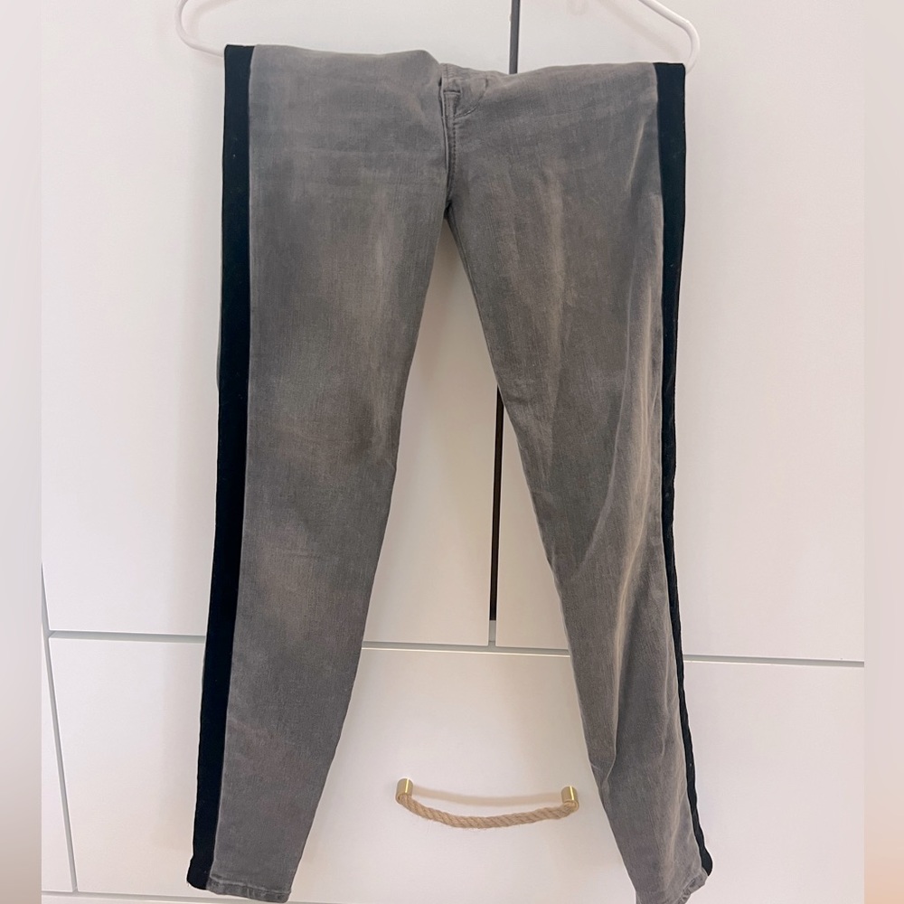 FRAME - Velvet Side Stripe Jeans. High rise. Classic skinny fit. Grey wash denim